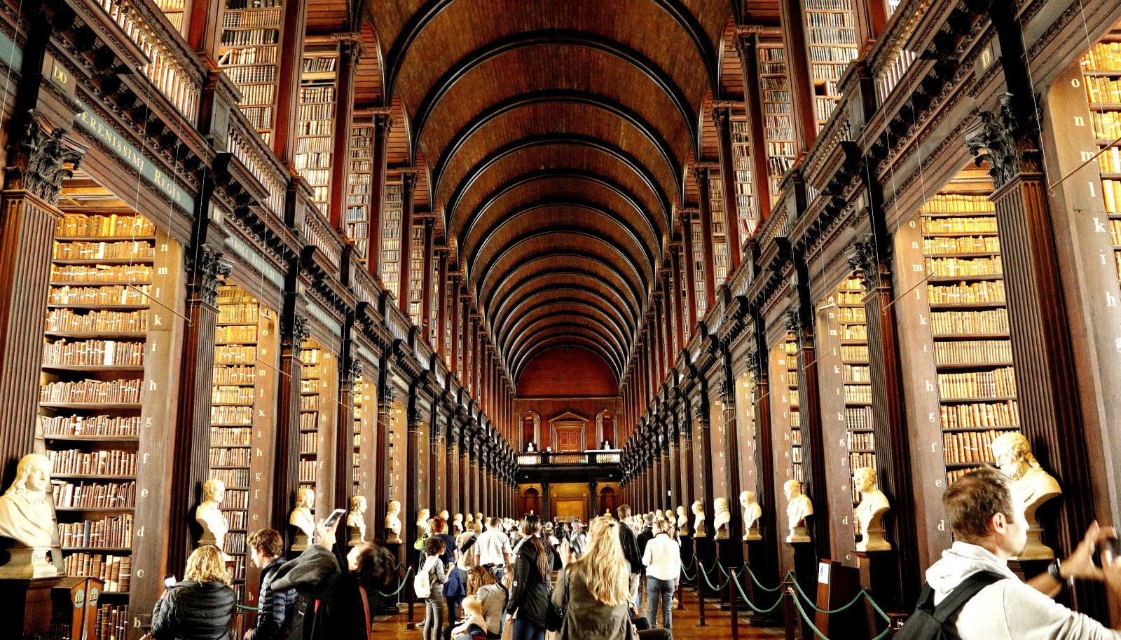 带着魔幻般感觉的爱尔兰圣三一学院图书馆